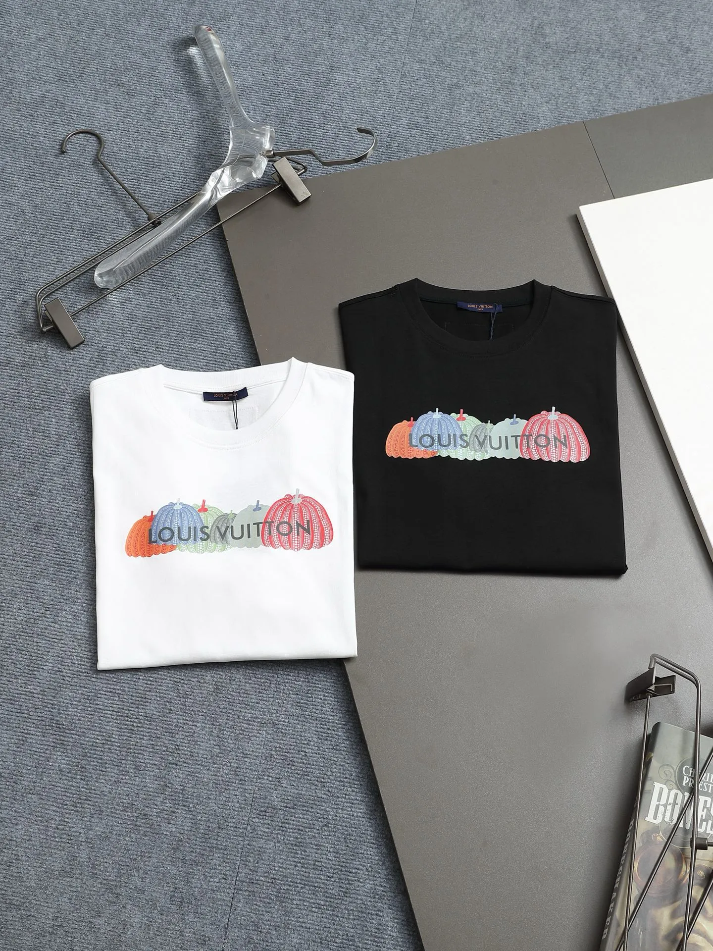 🅿️170 LV 25ss spring and summer printed short T series -1v Yayoi Kusama series pumpkin 🎃 pattern round neck short-sleeved T-shirt. Made of 32-count double yarn pure cotton 240g, washed at high temperature, will not shrink or fade. Comfortable to the touch, super texture❤️ Back-stitched cuff design, yellow back-mark embellishment, and a full set of accessories. A must-have for trendy men and trendy women, the classic drop-shoulder slightly wide version is available exclusively from stock!         ⚠️Only make high quality products, reject junk goods!  -Color: White Black -Size: XS S M L -Crowd: Unisex